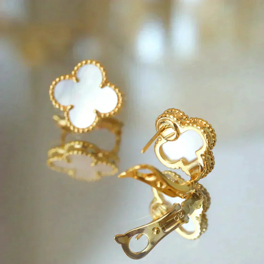[Shinejoy]CLOVER MEDIUM 1 MOTIFS  WHITE MOP STUD EARRINGS