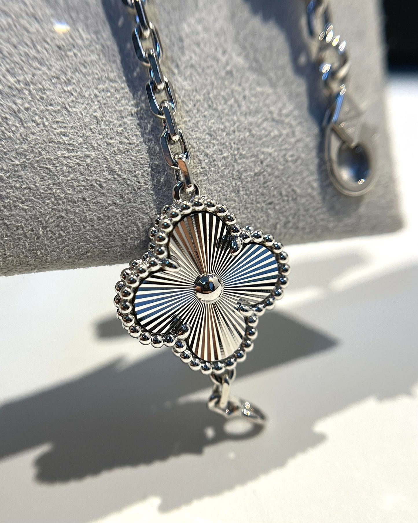 [Shinejoy] CLOVER 5 MOTIF LASER BRACELET COLLECTION