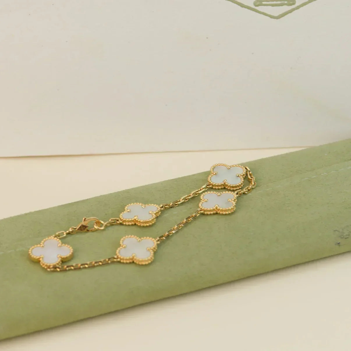 [Shinejoy]CLOVER WHITE PEARL MOP 5 MOTIF BRACELET COLLECTION