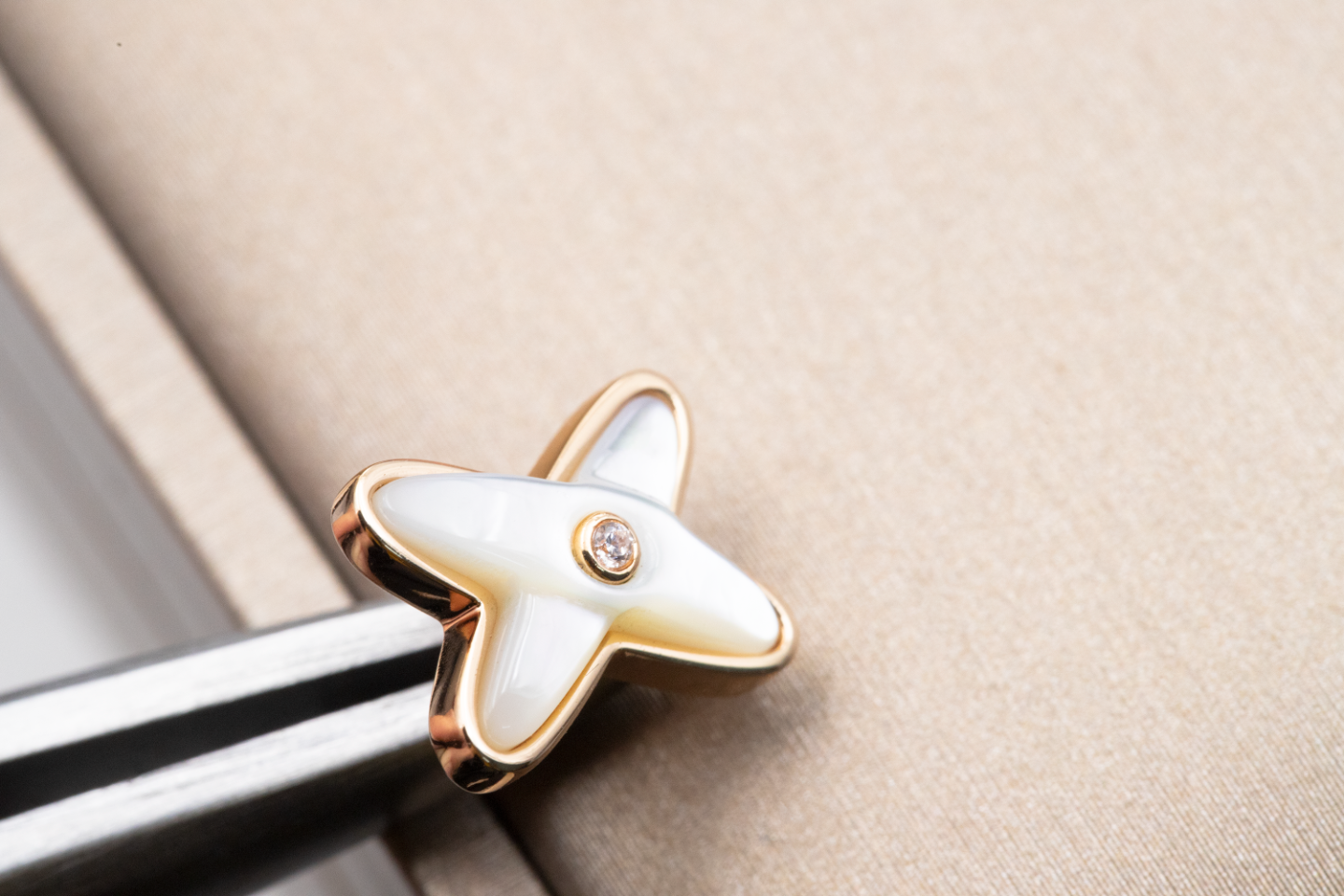 [Shinejoy]JEUX DE WHITE MOP Shinejoy GOLD DIAMOND EARRINGS